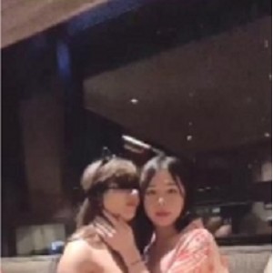 TS系列：超美肤白貌美的微博网红张思妮在酒店Csao nu表演中的床上干活和卫生间后推车，最后释放。